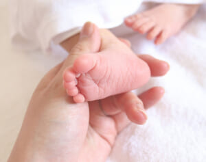 出生数80万人割れの衝撃！「将来の年金の減額は避けられない」と専門家