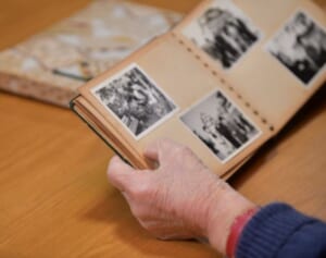 「懐かしのアルバム」「お土産のキーホルダー」で“ポジティブ脳”に【脳医学の権威が解説】