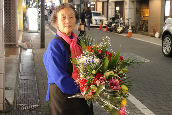 戦後の混乱期、13歳で花を売り始めて68年。最後の“銀座の花売り娘”81歳