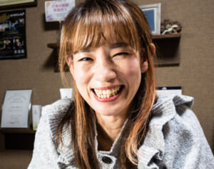 難病で骨が溶けるような痛みが24時間365日…「かっこいいママ」を目指した車いすのネイリスト