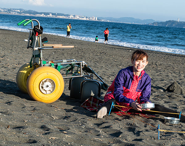 海洋プラごみをネイルに！起業賞受賞のママは車椅子のネイリスト