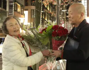 最後の“銀座の花売り娘”81歳。作家・伊集院静さんとの路上での“対決”