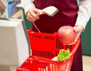 後ろの客が近すぎる！会計レジの順番待ち体験にSNSで共感続出「カートがぶつかる」「鼻息も感じる」