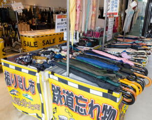 「激安の堀出し物が見つかる！」ブランド傘6割引き、高級イヤホン7割引き…物価高騰の今注目される「鉄道忘れ物市」