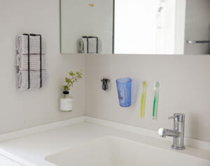 「ここまで浮かせる!?」浮かせ収納の達人に聞いた！目からうろこの発想で水まわりすっきり