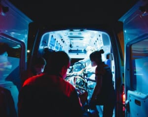 黒人男性をうつぶせで縛り付け…民間救急サービスの救命士が第一級殺人で起訴