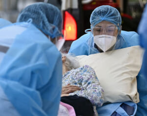 手術中止、救急搬送5時間待ち…コロナ医療ひっ迫が第8波でも起きてしまう理由