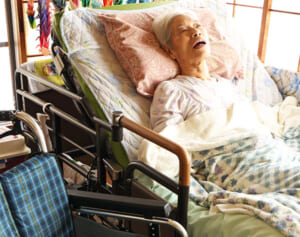 コロナ禍で介護事業者の倒産が143件！収入800万円減、光熱費は100万円増も…介護崩壊で寝たきり老人急増の未来