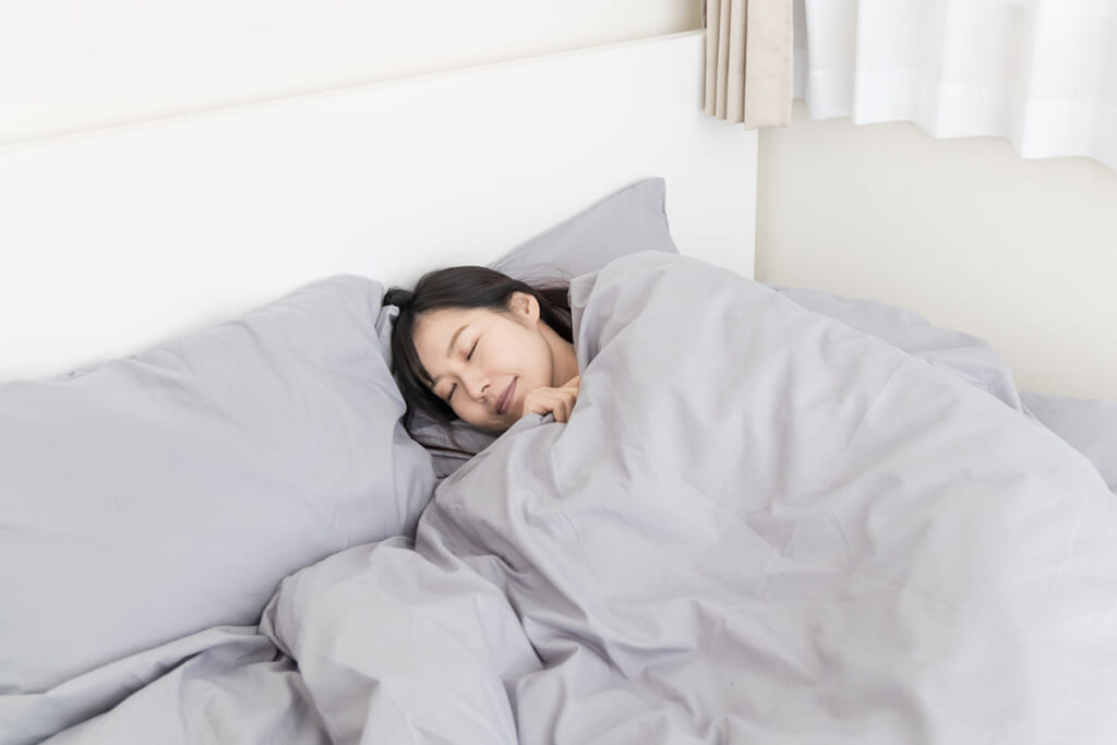 豆電球をつけて寝る人が知らない残酷な真実…明るい寝室が“病”を招くーー