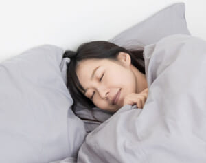 豆電球をつけて寝る人が知らない残酷な真実…明るい寝室が“病”を招くーー