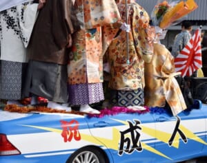 新成人が改造軽トラで歩道を暴走…親子連れが轢かれる寸前の事態に憤怒の声「殺人未遂だろ」「親はどんな教育しているのか」