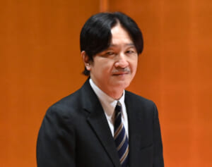 秋篠宮さま　天皇陛下との対面機会が激減…彬子女王もコラムで憂慮される皇室の意思疎通