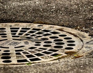 大雨の中出動した消防士が死亡　排水口に吸い込まれ、海まで流されICUに