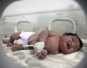 がれき下から救助された新生児の病院を武装集団が襲撃…誘拐が狙いか