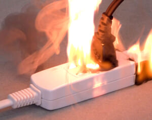 5年以上使用、椅子の脚で踏む、変色…は危険！火災を起こす「延長コード」の見分け方