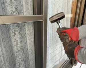 表札にマーク、庭に枯れ葉だらけ…「強盗に狙われやすい家」の特徴10選