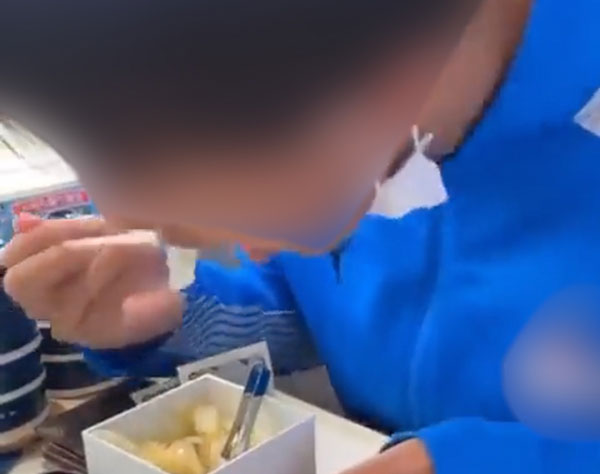 「はま寿司」“ガリ直食い”動画で広がる犯人特定…拡散された学校は「全校生徒が怖がっている」