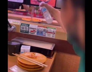 スシロー「寿司にアルコール噴射」動画に被害届提出…名前拡散された中学校は「生徒たちへの指導に活かす」