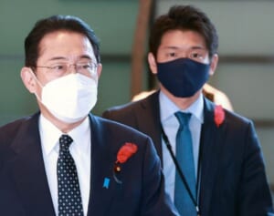 外遊先“観光”疑惑の岸田首相長男が明かしていたア然本音「普通の人が入れないところに入れるから嬉しい」