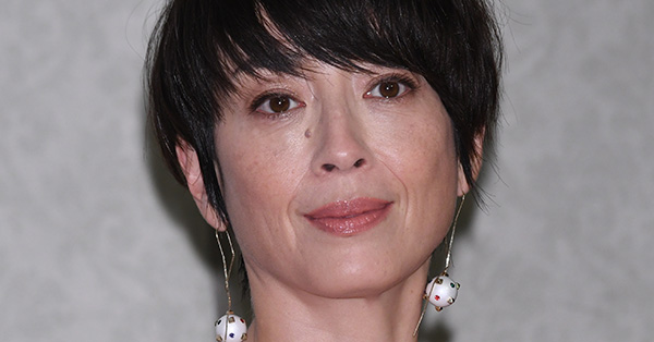 「なんでそんなに攻めたファション？」宮沢りえ　ネット賛否となった“色気ありすぎ”ドレスの真相