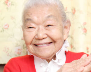 91歳の現役記者　赤ちゃんをおんぶして取材にいそしみ、今年で40年