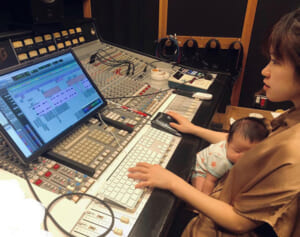 BTS、Snow Manなどを手掛ける作詞作曲家で二児の母「キャンピングカーで子育て」する岡嶋かな多さん