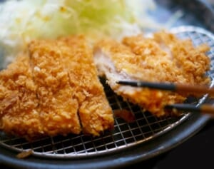 ブームの“レアとんかつ”にネット上で広がる不安…専門家が教える「安心して食べられる判断基準」とは？