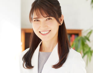 友利新 高校時代に「体重が15kgくらい増えて、顔中にニキビが」