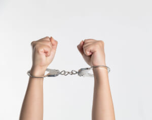 王室とも縁深い英国貴族の令嬢、犯罪者と駆け落ちし逮捕　車中で出産し乳児は死亡