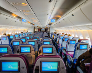 飛行機で非常口のロックを解除…乗務員をスプーンで刺した男が逮捕