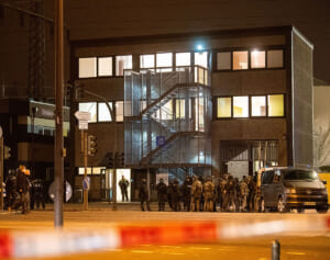 「エホバの証人」の集会所で銃乱射、7人が死亡　死者の一人が犯人の可能性も