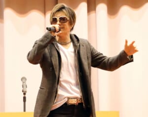 GACKT 4年ぶりの卒業式ライブ独占撮！全校生徒を感動させた「贈る言葉」
