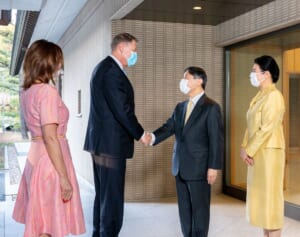 天皇陛下はいまもご着用…マスク着用基準に見える秋篠宮さまとの“差異”