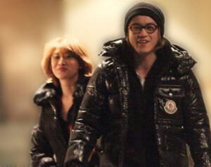 小栗旬　路上でバックハグ、ベビーカー押し！目撃した“結婚11年”山田優とのラブラブな軌跡