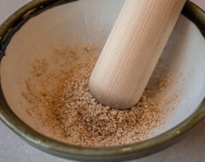 亜鉛豊富な「すりごま」習慣で抜け毛撃退を！　コロナ後遺症や感染症対策の研究も