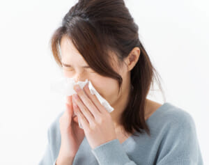 花粉飛散ピーク！中耳炎やぎっくり腰を防ぐ正しいくしゃみのポイント5つ