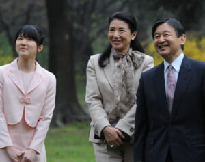 天皇ご一家 お花見やご静養など家族団らん時間をプレーバック