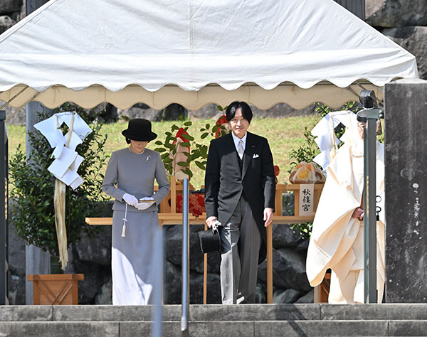 秋篠宮ご夫妻がついに戴冠式参列も…海外メディアのコメント欄にも波及する“反感の声”