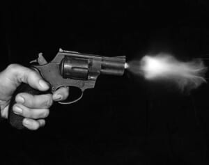 デートを抜け出してニセの駐車場係を射殺、何食わぬ顔で食事を続けた男が逮捕