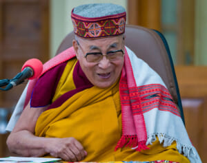 ダライ・ラマ「舌を吸って」動画が物議…虐待サバイバー支援団体が怒りの声明