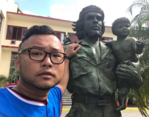 後輩に実家を放火され、新天地タイで結婚…元吉本芸人の破天荒すぎる退社後人生