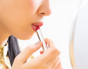 シミ、シワ、毛穴をカバーして若返る！100均コスメ10選