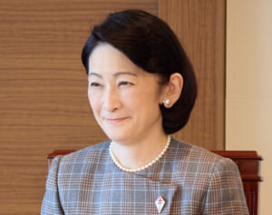 佳子さま　紀子さまと一線画す“独自路線”…お手ふりは両手、仮住まいでひとり暮らし