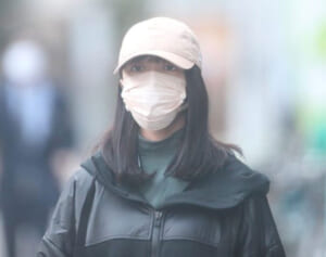 海老蔵は高岡早紀と堂々手つなぎ、上白石萌音はぼっちで…目撃した有名人の“お花見”現場