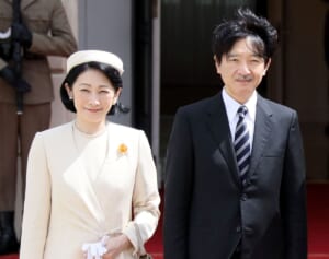 秋篠宮ご夫妻　戴冠式への渡英費用は推定2.3億円も…英国民から“格下参列”に批判の懸念
