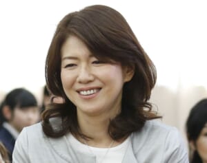 岸田夫人　支持率上昇の首相を残し単独訪米…バイデン夫人に招待を決意させた“利休のおもてなし精神”