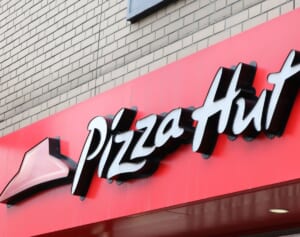 ピザハット　人件費や燃料代高騰で配送料導入…ピザーラ、ドミノが答えた追随の可能性は？
