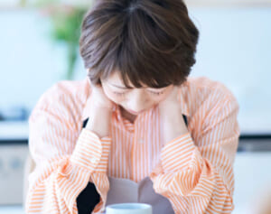 元気がなくなる、食欲減退が初期症状の「老人性うつ」認知症との違いは？