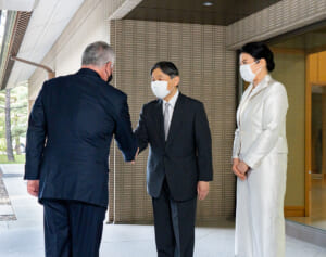 報道陣へ突然話しかけられ…期待高まる天皇陛下と雅子さまの“サプライズお声がけ”