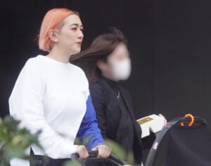 SHELLY「自分と同じ」末っ子三女と…“寸暇を惜しむ”ベビーカー散歩を目撃